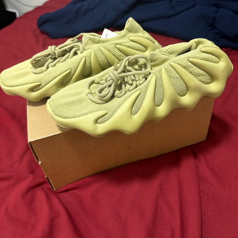Mens yeezy 450 - Resin. Size 9. Never worn, with box